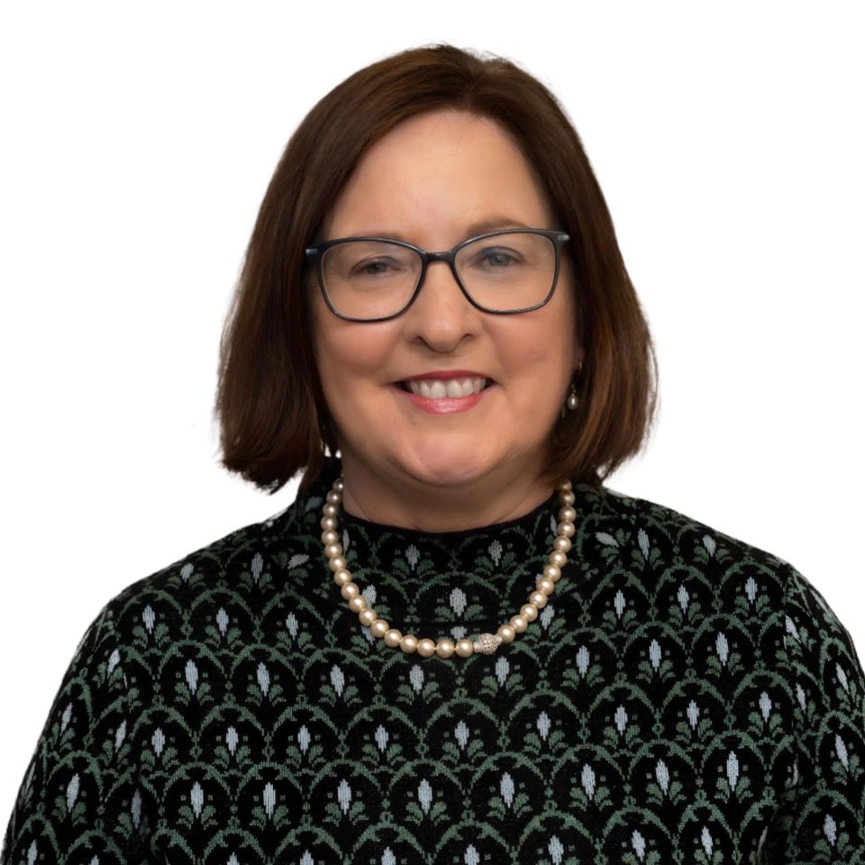 A head and shoulders image of Deirdre Murray